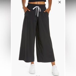 Zella Getaway Paperbag Waist Wide Leg Ankle Pants in Black Size XS